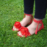 Sandalen mit Stoffblumen verzieren